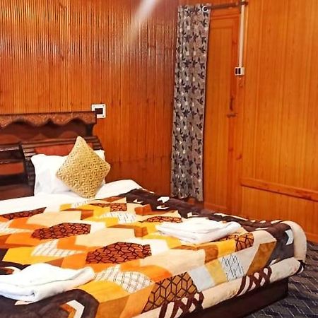 Backyard Stays With Dal Lake View Srīnagar المظهر الخارجي الصورة