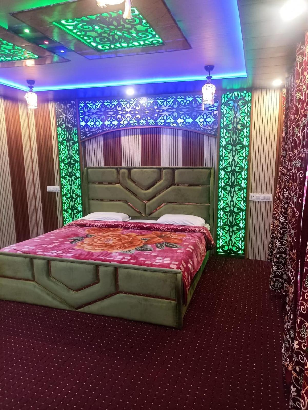 Backyard Stays With Dal Lake View Srīnagar المظهر الخارجي الصورة