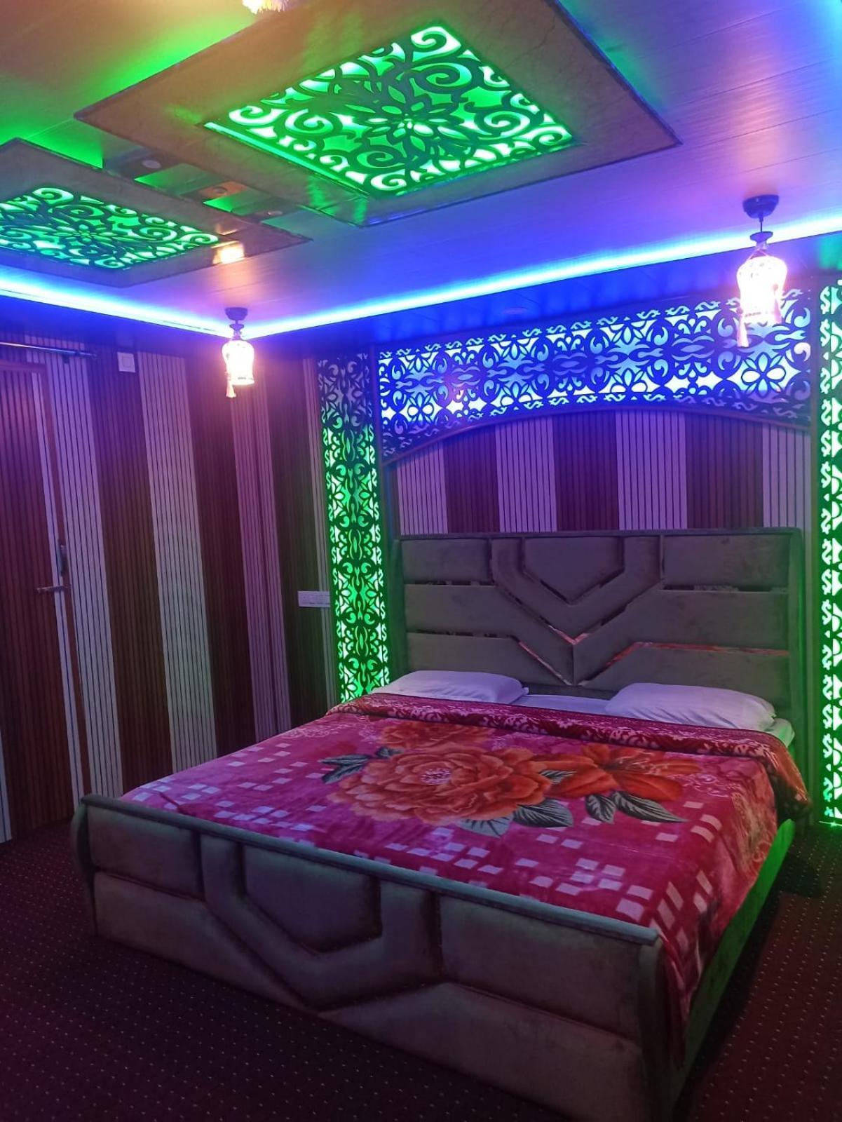 Backyard Stays With Dal Lake View Srīnagar المظهر الخارجي الصورة