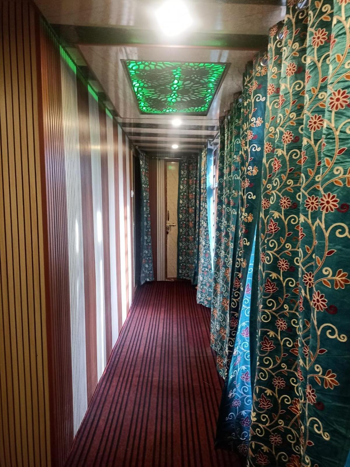 Backyard Stays With Dal Lake View Srīnagar المظهر الخارجي الصورة