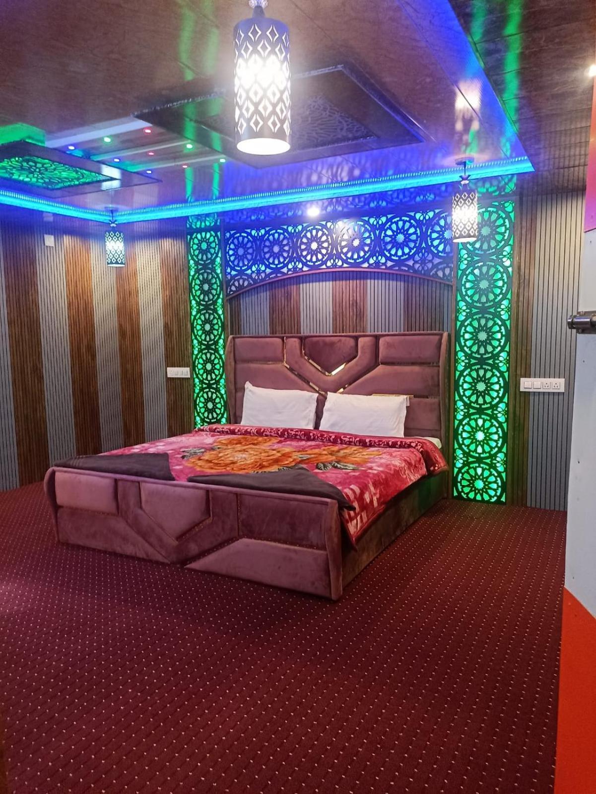 Backyard Stays With Dal Lake View Srīnagar المظهر الخارجي الصورة