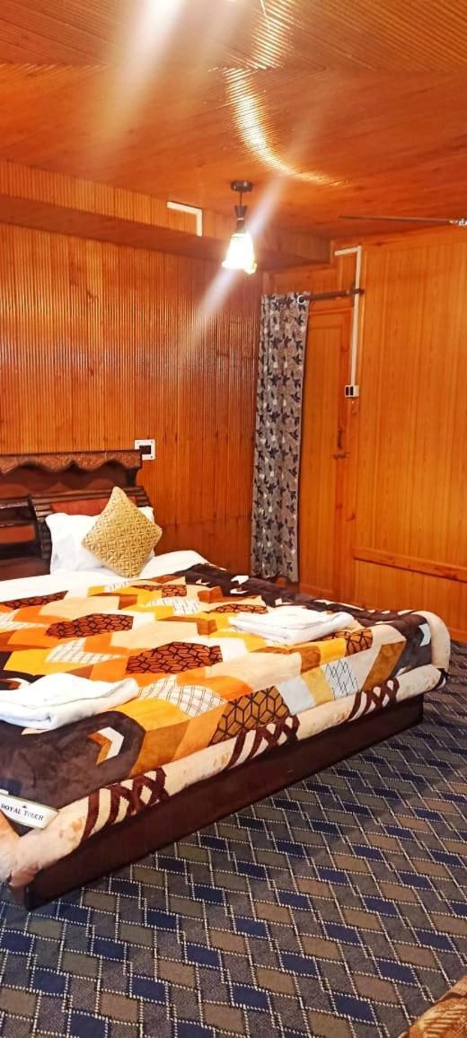 Backyard Stays With Dal Lake View Srīnagar المظهر الخارجي الصورة