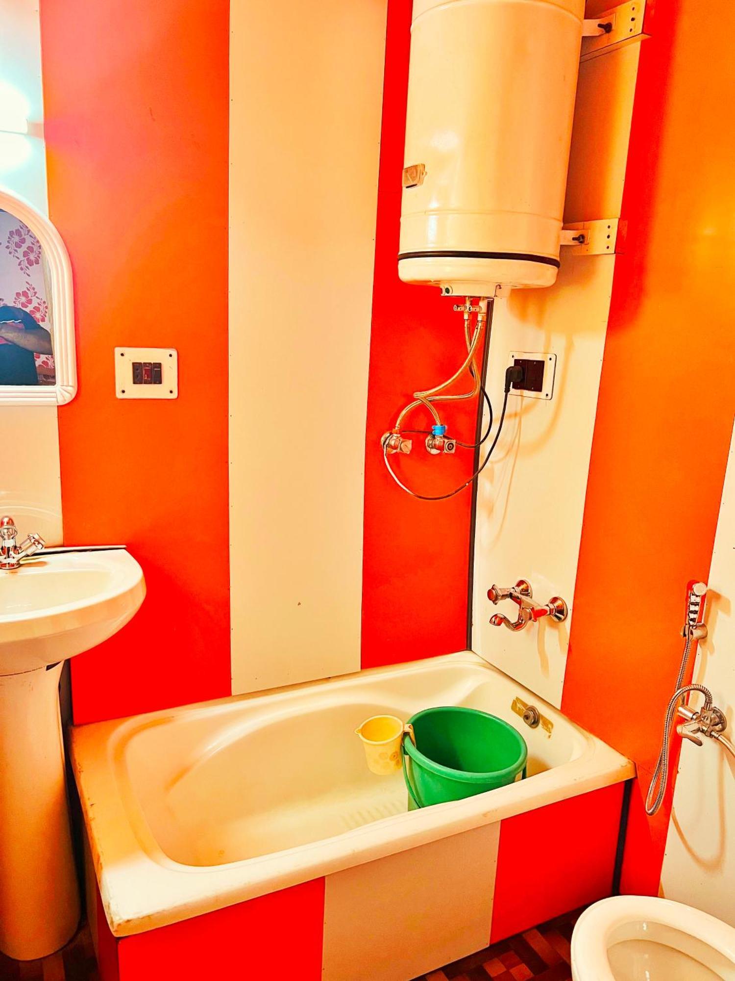 Backyard Stays With Dal Lake View Srīnagar المظهر الخارجي الصورة